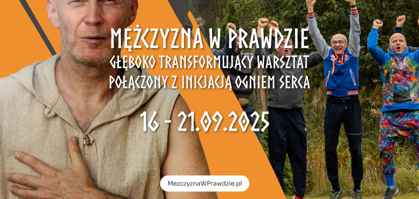 Dojrzały mężczyzna po lewej stronie, po prawej stronie uczestnicy warsztatów dla mężczyzn Mężczyzna w Prawdzie, trzech w pozycji lotu, skaczący do góry