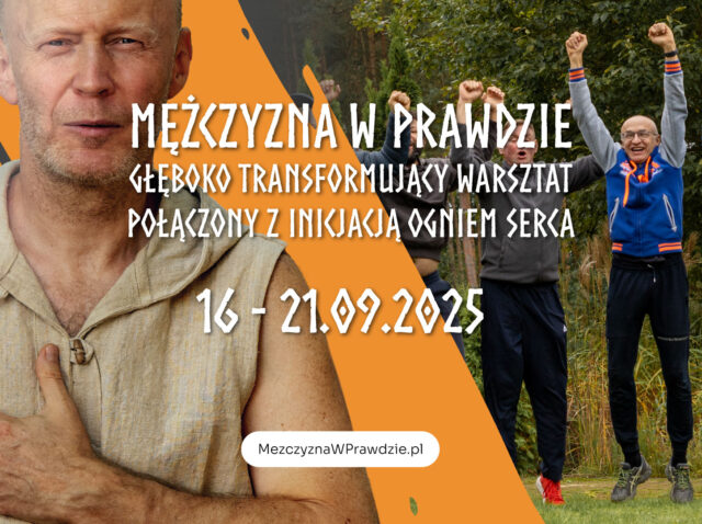 Dojrzały mężczyzna po lewej stronie, po prawej stronie uczestnicy warsztatów dla mężczyzn Mężczyzna w Prawdzie, trzech w pozycji lotu, skaczący do góry